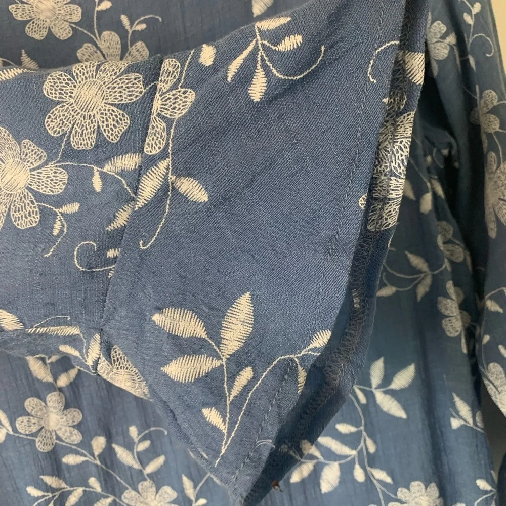 Papillon Blanc Blue and White Floral Blouse - Picture 4 of 9